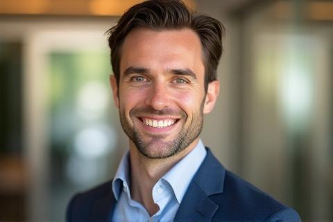 Porträt eines lächelnden jungen Mannes, dem Gründer von SchussTraum.